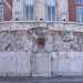 Il basamento in pietra in corrispondenza del corpo centrale presenta una lunga decorazione ad opera dello scultore romano Omero Taddeini. Laltorilievo raffigura vari militanti fascisti e sotto quella che sembra essere la Vittoria alata  stato posto il simbolo della caserma, con il tipico pino verde sullo sfondo rosso (foto di Gennaro Gargiulo)